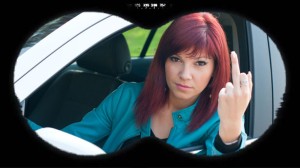 Mujer observada con unos prismáticos en la carretera Burgos-Logroño
